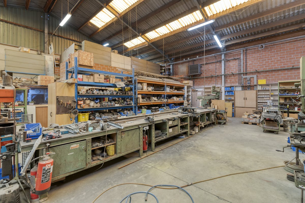 Entrepôt (400 m²) avec maison (229 m²) sur un terrain de 4000 m² - photo 5