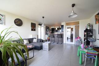 Ruim GELIJKVLOERS appartement met 2 slaapkamers, tuin en garage in een kleinschalige Residentie “Amaryllis II”. Het gelijkvloers appartement...