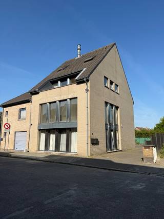 Lichtrijk, gezellig appartement in klein gebouw aan de stadsrand van Dendermonde.  Het appartement  beschikt over een inkomhal, leefruimte, volledig...