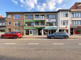 <p><span>Ruim appartement in Brasschaat met groot terras</span></p><p><span> </span></p><p><span>Dit appartement is gelegen op de eerste verdieping (zonder lift) aan de Bredabaan, in het centrum van Brasschaat, vlakbij openbaar vervoer, winkels en horeca. </span></p><p><span>De woonst kom je binnen in de ruime en lichtrijke woonkamer op parketvloer met gashaard. De keuken is volledig en praktisch ingericht met ijskast, kookvuur, dampkap, vaatwasser en spoelbak. </span></p><p><span>Achteraan vind je de ruime slaapkamer op parketvloer. De badkamer heeft een lavabo, toilet, douche en aansluiting voor de wasmachine. </span></p><p><span> </span></p><p><span>Als kers op de taart heb je achteraan een ruim zonneterras. Bovendien is het appartement nieuw geschilderd. </span></p><p><span>Op de benedenverdieping kan je je fiets stallen in de gemeenschappelijke fietsenberging. </span></p><p><span> </span></p><p><span> </span></p><p><span> </span></p><p><span> </span></p><p><span> </span></p>