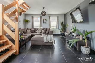 Op een perceel van 1.023 m² bevindt zich deze ruime villa met vier slaapkamers, rustig gelegen in Pervijze. STARTPRIJS: Elk bod boven deze startprijs, wordt voorgelegd aan de eigenaars, die al dan niet kunnen in gaan op dit aanbod.Diksmuide, Veurne, Nieuwpoort en de E40 bevinden zich op korte afstand. De woning beschikt over een gunstig EPC-label B, een conforme elektrische keuring, prachtige vergezichten over de polders en een slaapkamer op het gelijkvloers.De inkomhal is voorzien van een gastentoilet en vestiaire en leidt naar de lichtrijke leefruimte met schuifraam naar het terras. Aansluitend bevinden zich de geïnstalleerde keuken en een praktische wasruimte/voorraadberging met doorgang naar de tuin.Op het gelijkvloers is er tevens een ruime kamer die kan dienen als slaapkamer, hobbykamer of praktijkruimte en beschikt over een afzonderlijke inkom.Op de eerste verdieping bevinden zich een nachthal, drie ruime slaapkamers, waarvan één met inloopdressing, en een badkamer met regendouche, ligbad, dubbele lavabo en toilet.Rondom de woning ligt een ruime tuin met terras, waar u in alle privacy geniet van de prachtige vergezichten. De recent aangelegde oprit met toegangspoort, ruime carport en koer bieden parkeergelegenheid voor meerdere wagens. Verder beschikt de woning over een zolderberging en een regenwaterput van 10.000 liter.Een ideale gezinswoning voor wie rust, ruimte en privacy zoekt in een landelijke omgeving, met alle belangrijke voorzieningen en verbindingswegen binnen handbereik.📞 Contacteer Brecht voor een bezoek: 0499 90 29 79 – brecht@correctvastgoed.be👉 Online schattingstool: https://www.correctvastgoed.be/schatting