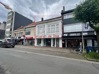 Op deze unieke ligging bieden wij u deze statige woning met veel potentieel aan.Bestaande uit gelijkvloerse handelsruimte die kan ook kan dienen als...