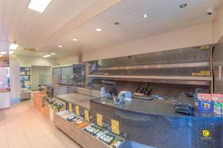 Veelzijdig handelspand met ruime etalage en parkeermogelijkhedenDit handelspand, voorheen een beenhouwerij, biedt tal van mogelijkheden voor...