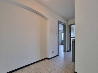 <p>Topo-Immo biedt u dit<strong> gezellig appartement </strong>aan, gelegen op de eerste verdieping van een kleinschalig gebouw.</p><p>Het appartement beschikt over <strong>een inkomhal met apart toilet</strong>, <strong>een badkamer</strong> en <strong>een lichtrijke woonkamer</strong> met aansluitend <strong>de keuken</strong>. Verder zijn er <strong>2 slaapkamers, waarvan één toegang geeft tot een aangenaam terras.</strong></p><p>Bovendien hoort hier nog <strong>een privatieve garage en een ruime privéberging bij</strong>. Ideaal voor wie comfortabel en rustig wil wonen!</p><p><strong>Het appartement geniet van een uitstekende ligging op wandelafstand van openbaar vervoer en met een vlotte verbinding naar onder andere Ninove, Roosdaal, Liedekerke en Denderleeuw. Onmiddellijk beschikbaar - EPC B - Huurprijs 800 euro exclusief nutsvoorzieningen.</strong></p>