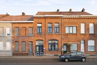 <p>Unieke en ruime woning met karakter, volledig omgebouwd uit een voormalige drukkerij, met 5 slaapkamers, 3 badkamers en een ingericht dakappartement. Deze eigendom biedt uitzonderlijk veel ruimte (± 400 m² bewoonbaar) en is ideaal voor grote gezinnen, cohousing of combinatie wonen/werken.<br /><br />INDELING:<br />Gelijkvloers: ruime inkomhal met bureau, eerste woonkamer met eethoek, tweede lichtrijke woonkamer, aanpalende volledig geïnstalleerde keuken met zicht op de tuin, douchekamer en apart toilet.<br />Eerste verdieping: 3 slaapkamers, een dressing en een badkamer met alle comfort.<br />Via een aparte trap bereikt u een zeer ruime slaapkamer van ca. 40 m².<br />Tweede verdieping: volledig ingericht dakappartement met aparte keuken, woonkamer en slaapkamer (± 53 m²), ideaal als kangoeroe-unit of cohousing.<br />Verder is er een kelder en buiten een tuin met tuinhuis.<br /><br />Voor wie is dit pand ideaal?<br />♦ Voor grote gezinnen die ruimte en flexibiliteit zoeken.<br />♦ Voor cohousing of kangoeroewonen dankzij het dakappartement.<br />♦ Voor wie wonen en werken wil combineren in een karaktervolle woning.<br /><br />Bezoek na afspraak met Immo Beguin, jouw vastgoedexpert sinds 2009.<br />✉️ info@immobeguin.be<br /><br />📞 +32 486 60 66 00</p>