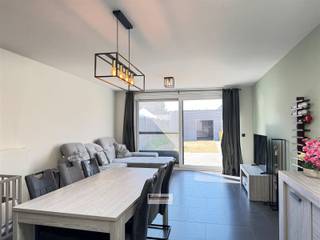 Gerenoveerde woning (2016) gelegen in het centrum van Hoevenen. Vlakbij winkels, scholen en openbaar vervoer. Vlotte verbinding naar de A12 en...