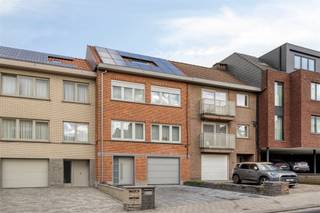 In een rustige éénrichtingsstraat te Wemmel vindt u deze perfect onderhouden tweegevelwoning, ideaal gelegen op wandelafstand van de Markt,...