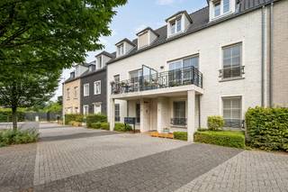 Dit gelijkvloers appartement met tuin en twee slaapkamers is centraal gelegen in Herentals. <br /><br />Het appartement beschikt over een inkomhal met gastentoilet, een open en volledig uitgeruste keuken met aansluitend de eetruimte en woonkamer. Vanuit de hal is er toegang tot een praktische bergruimte. Verder zijn er twee slaapkamers en een badkamer met een meubel en douche. Tot slot zijn een autostaanplaats en een kelder inbegrepen in het ondergrondse complex.<br /><br /><span>Extra info: geen verdere gemeenschappelijke kosten I wegenis langs de achterzijde I EPC 154 kWh/ (m² jaar) label B I watertoets: P-score: A I </span><span>G-score: A.</span>