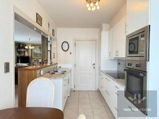 Dit appartement is beschikbaar vanaf 1 MAART 2026! vroeger bespreekbaar!Vaste maandelijkse kosten: € 85,00 VOLLEDIG GEMEUBELD.In het bruisende hart...