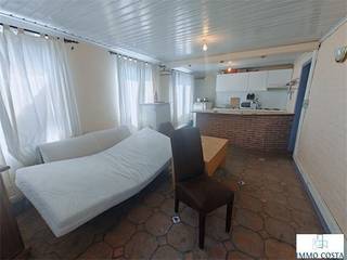 Te koop: charmante vakantiewoning met renovatiepotentieel, ideaal gelegen in een rustige en groene omgeving. Deze woning biedt volop mogelijkheden om naar eigen smaak en stijl te worden ingericht. De indeling bestaat uit een woonkamer met open keuken, één slaapkamer en een badkamer. Dankzij de ligging geniet je hier van absolute rust, ver weg van de drukte – perfect voor wie op zoek is naar ontspanning. Na renovatie vormt dit de ideale tweede verblijfplaats of investering. Laat deze kans niet voorbijgaan om je eigen stek aan de kust te creëren. Contacteer ons voor meer info of een bezoek ter plaatse.