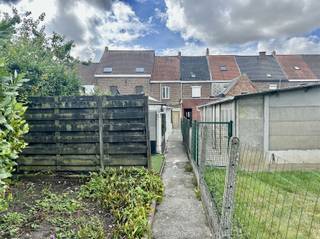 Rijwoning met 2 slaapkamers te Eine. INDELINGOp de gelijkvloerse verdieping bestaat de woning uit een living, keuken, toilet en badkamer.Op de...