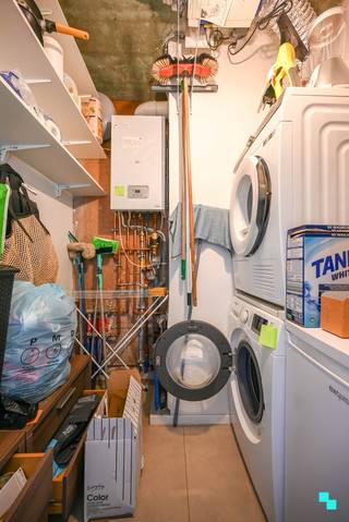 Ontdek dit nieuwbouwappartement met twee slaapkamers op de eerste verdieping van Residentie 't Hof van Commerce te Beveren-Leie, bestaande uit...