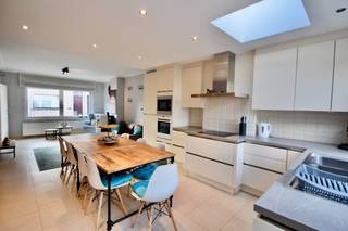 Charmante woning te koop centraal gelegen in Oud-Knokke vlakbij het centrum. De woning is ingedeeld in 2 appartementen. Indeling: Inkomhal. Ruime lichtrijke living. Open geïnstalleerde keuken voorzien van apparatuur. Terras. Toilet. 1ste ruime slaapkamer. 2de slaapkamer. Badkamer (douche, lavabo en toilet). Eerste verdiep: living, keuken, dakterras. Slaapkamer voorzien van ingemaakte kasten. Badkamer(lavabo en douche). Inpandige garage. Contacteer ons om een bezoek in te plannen!