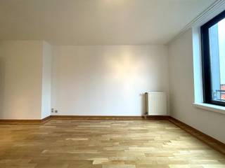 Indeling:Het appartement bevindt zich op de 4de verdieping en is te bereiken met trap of lift. Bij inkom kom je meteen binnen in de nachthal die alle...