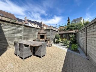 Deze verrassend ruime bel-etage geniet van een uitstekende ligging in Oostende en biedt tal van mogelijkheden voor het hele gezin.<br /><br />Op het gelijkvloers verwelkomt de inkomhal u in de woning. Hier bevinden zich de garage, een ruime badkamer met bad, douche en dubbele lavabo, een praktische berging met wasplaats en een apart toilet. Achteraan een onderhoudsvriendelijke tuin met BBQ-hoek, ideaal om in alle rust van het buitenleven te genieten.<br /><br />De eerste verdieping vormt het hart van de woning met een aangename, lichtrijke leefruimte en een aansluitende halfopen keuken. Verder vindt u hier een apart toilet, een ruime slaapkamer met dressing.<br /><br />Op de tweede verdieping bevinden zich nog twee volwaardige slaapkamers en een extra kamer die perfect kan worden ingericht als bureau of slaapkamer. Via een zolderluik bereikt u de ruime, geïsoleerde zolder die tal van mogelijkheden biedt.<br /><br />Dankzij de royale ruimtes, de praktische indeling en de gunstige ligging nabij winkels, scholen en verbindingswegen vormt deze woning een uitstekende opportuniteit voor wie op zoek is naar comfortabel en ruim wonen aan de kust.<br /><br /><br />Extra troeven<br /><br />
<ul>
<li>zonnepanelen</li>
<li>regenwaterput</li>
<li>waterverzachter</li>
<li>rustig gelegen</li>
<li>instapklaar</li>
</ul>
<br />Deze woning is te koop ZONDER makelaar via het concept van Smart Houses. Wenst u verdere inlichtingen of een bezoek? Contacteer rechtstreeks de eigenaar via 0472/27.22.74