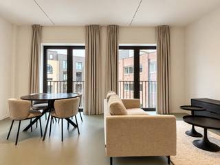 Deze stijlvolle, gemeubelde studio van ca 48 m² bevindt zich op de derde verdieping van het moderne nieuwbouwproject Anversa, gelegen op het bruisende Zuid in Antwerpen. De ligging is uitstekend, vlak bij de KdG Hogeschool en de gezellige Troonplaats. Tal van trendy restaurants, cafés en winkels bevinden zich op wandelafstand. Bovendien geniet u van een vlotte bereikbaarheid dankzij de nabijheid van belangrijke invalswegen en het openbaar vervoer.<br /><br />De studio werd smaakvol ingericht met stijlvolle, nieuwe meubels en biedt alle hedendaags wooncomfort. Via de afzonderlijke inkomhal bereikt u de moderne badkamer, uitgerust met een inloopdouche, wastafel, toilet en handdoekradiator.<br /><br />Verder komt u terecht in de gezellige leefruimte met open keuken, voorzien van een kookplaat, spoelbak en koelkast met vriesvak.<br />Het slaapgedeelte wordt op een slimme manier van de leefruimte afgescheiden door een op maat gemaakte ingemaakte kledingkast. Een comfortabele boxspring zorgt voor een aangename nachtrust.<br /><br />Ook de gemeenschappelijke faciliteiten vormen een absolute meerwaarde. Bewoners kunnen genieten van een gezellige ontspanningsruimte met pingpongtafel, tafelvoetbal en verschillende zithoeken. Daarnaast staan ook de gemeenschappelijke binnentuin, fietsenstalling en wasruimte ter beschikking.<br /><br />Gemeenschappelijke lasten: 50 Euro<br />Parkeerplaats bij te huren aan 140 Euro per maand<br />Alle nutsvoorzieningen (water en elektriciteit) zijn privé op te nemen door de huurder.<br /><br />Onmiddellijk beschikbaar.