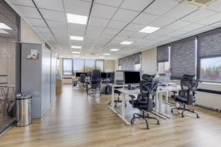 Het kantoor omvat meerdere afgesloten kantoor- en vergaderruimtes, ideaal voor zowel individueel werk als teamwork. Daarnaast is er een...