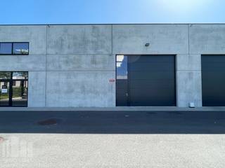 Magazijnruimte van +/- 200 m² te huur, deel uitmakend van een grotere nieuwbouw unit van 311 m². Fantastisch gelegen op industriezone Vlamingveld vlakbij de bedrijvige Gistelsteenweg, op amper 750 m van de E40 op- en afrit 6 Jabbeke.<br /><br />De loods heeft een vrije hoogte van +/- 6 m en is toegankelijk via een automatische sectionale poort en voorzien van een polybetonvloer, de nodige technieken alsook camerabewaking, verlichting en een lichtstraat met rookluik.<br /><br />De magazijnruimte maakt deel uit van het nieuwbouw KMO-project "Permeke".<br />Ruime parkeer- en manoeuvreerruimte op de site. Onmiddellijk beschikbaar.<br />Contacteer PANORAMA B2B voor bijkomende inlichtingen, plannen of een vrijblijvend plaatsbezoek 050 300 800.