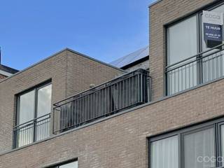 Ruim en lichtrijk dakappartement met zonneterras in hartje Schoten.Op een toplocatie in het centrum van Schoten bevindt zich dit charmante...