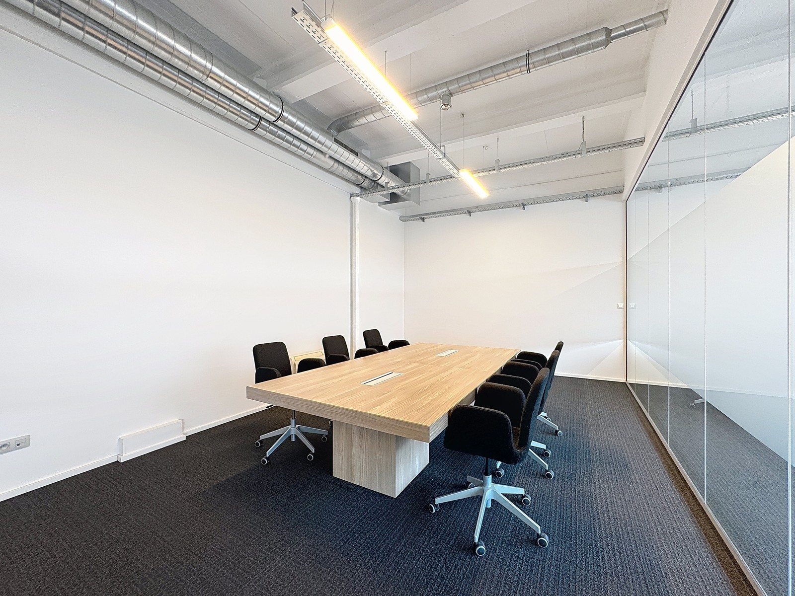 Betaalbare en instapklare KANTOORRUIMTE (220m²) voorzien van alle comfort (databekabeling, airco,...) met 7 private parkings. Vlot bereikbaar via Expresweg van Brugge! - foto 5