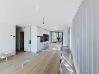 Ruim en energiezuinig appartement met groot terras in het centrum van Dendermonde. Op een toplocatie, midden in het centrum van Dendermonde, bevind zich dit ruime en instapklare appartement. Het appartement is gelegen op de bovenste verdieping van een kleinschalig gebouw en is de enige woongelegenheid op deze verdieping, wat garant staat voor extra rust en privacy. <br />Indeling : inkomhal, toilet, lichtrijke leefruimte met open, volledig ingerichte keuken, twee praktische bergingen, badkamer met dubbele lavabo , ligbad en aparte douche, twee volwaardige slaapkamers, dressing aansluitend aan de hoofdslaapkamer.<br />Vanuit de leefruimte heeft u toegang tot het ruime zonneterras. Het terrasraam is voorzien van een zonnescreen en een hordeur. <br />Het appartement beschikt bovendien over een private kelderberging en een gemeenschappelijke fietsenberging. Er is tevens de mogelijkheid om een autostaanplaats te huren aan 80€ per maand.<br />Troeven : topligging in het centrum van Dendermonde. Winkels, horeca, scholen en openbaar vervoer op wandelafstand. Ruim zonneterras, vloerverwarming met passieve koeling, ...<br />Interesse ? Neem gerust contact op voor meer info of om een bezoek in te plannen, tel. 052/20 24 40 of mail vero@berno.be