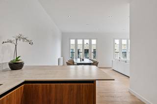 <p>Op een toplocatie middenin het kloppende hart van ’t stad – strategisch gelegen tussen Zurenborg en het bruisende centrum vind je dit spiksplinternieuw appartement terug dewelke tot in de puntjes werd afgewerkt met een oog voor stijl, detail én duurzaamheid. Zo maakte men gebruik van kwaliteitsvolle materialen met een trendy uitstraling, dit komt volledig tot zijn recht in de lichtrijke leefruimte met aangrenzend de open keuken. Men straalt hier pure luxe uit dankzij hoogwaardige toestellen, een donkere houtkleurige bekleding en een marmeren-look werkblad<br />- dit is een plek waar design en comfort perfect hand in hand gaat! Verder beschikt dit appartement over maar liefst 2 slaapkamers (13 m² &amp; 8 m²) en uiteraard een badkamer die werd uitgerust met een inloopdouche, dubbele lavabo in meubel én een praktische handdoekradiator – dit alles in een stijlvol jasje met verfijnde zwarte accenten. Als kers op de taart heb je hier toegang tot een terras van 10 m² waar je volledig tot rust kan komen in het hele stadsgebeuren.</p>
<p><strong>Verkoop onder BTW: 21 %.</strong></p>
<p><strong>Technische gegevens: </strong>Berging met aansluitingen voor was- en droogmachine + kelderberging aanwezig! EPB-dossier in opmaak.</p>
<p><strong>Stedenbouwkundige inlichtingen en bodemattest aanwezig. Bevindt zich niet in een risicozone voor overstromingen (P- en G-score D). Renovatieverplichting &amp; asbestattest niet van toepassing.</strong></p>