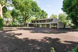 <p>Gelegen op een residentiële en vlot bereikbare locatie bevindt zich dit nieuwbouwproject, bestaande uit twee koppelvilla's.</p>
<p>Voor dit project is bewust gekozen voor een moderne, tijdloze architectuur, verrijkt met zachte, natuurlijke accenten die naadloos opgaan in de groene omgeving. Deze harmonieuze combinatie creëert niet alleen een esthetisch geheel, maar ook een rustgevende en aangename leefomgeving.</p>
<p>De moderne villa’s werden ontworpen met aandacht voor comfort en functionaliteit en zijn gelegen op ruime, zuidwestelijk georiënteerde percelen, waardoor u de hele dag geniet van maximale lichtinval en zon. Dankzij de rustige ligging komt het gevoel van privacy en ontspanning hier volledig tot zijn re<span>cht.</span></p>
<p><span><span><strong>Hoogwaardige bouwkwaliteit</strong></span></span></p>
<p>De zeer ruime woningen werden traditioneel gebouwd met duurzame materialen, waaronder gevelmetselwerk in gebakken kleiproducten en vloerplaten in volle beton. De ramen zijn uitgevoerd in hoogwaardig aluminium met Reynaers-profielen, afgewerkt met een stijlvolle en onderhoudsvriendelijke Coatex-laklaag.</p>
<p><span><strong>Energiezuinig en toekomstgericht wonen</strong></span></p>
<p>Elke woning werd gebouwd met hoogwaardige en energie-efficiënte materialen. Dankzij doorgedreven isolatie, een warmtepomp in combinatie met vloerverwarming én vloerkoeling, evenals zonnepanelen, behalen de woningen een uitzonderlijk laag E-peil onder E10. Dit garandeert niet alleen een lage energiefactuur, maar ook optimaal wooncomfort, het hele jaar door. Bovendien betaalt de koper gedurende de eerste vijf jaar geen onroerende voorheffing.</p>
<p><span><strong>Doordachte indeling</strong></span></p>
<p>Op het gelijkvloers vindt u een uitnodigende inkomhal, een royale leefruimte met open keuken en eetgedeelte, een bureauruimte, een praktische berging, een gastentoilet en een ruime garage. De bovenverdieping telt vier volwaardige slaapkamers, twee badkamers, een extra berging en een afzonderlijk toilet.</p>
<p><span><strong>Afwerking op maat en volledig instapklaar</strong></span></p>
<p>De afwerking van elke woning gebeurt in nauw overleg met de koper. Via persoonlijke klantenbegeleiding door de projectcoördinator kiest u zelf de materialen en afwerkingen die aansluiten bij uw stijl en wensen. De woningen worden bovendien volledig afgewerkt tot en met de schilderwerken, waardoor u als koper volledig wordt ontzorgd. <br />De oplevering is instapklaar bij het verlijden van de notariële akte.</p>
<p>Een zwembad behoort tot de mogelijkheden en kan op wens van de koper worden voorzien.</p>
<p><span><strong>Interesse?</strong></span></p>
<p>Voor bijkomende informatie of het plannen van een geheel vrijblijvend bezoek, kan u steeds terecht bij ons kantoor. Wij helpen u graag verder.<br />Vg-Wp-Gvkr-Gmo-Gworg</p>