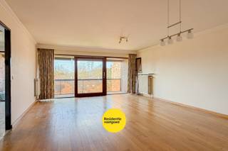 Dit zeer ruim appartement op de derde verdieping is gelegen in de gegeerde wijk Kristus Koning, nabij het Graaf Visartpark. Met een bewoonbare oppervlakte van 106 m² geniet u hier van een comfortabele en praktische indeling. Het appartement heeft een gunstig EPC-label B (104 kWh/m²jaar), waardoor er geen renovatieverplichting geldt!<br />De inkomhal beschikt over een ingemaakte kast, voorzien van was- en droogtoestel, alsook een praktische berging. De lichtrijke leefruimte en aansluitende keuken geven rechtstreeks toegang tot het zonnig terras met zicht op de gemeenschappelijke tuin. Verder zijn er 2 volwaardige slaapkamers aanwezig, alsook een badkamer met nieuwe douche en apart toilet. Optioneel kan er een dubbele garage worden aangekocht voor 85.000€ of een enkele garage voor 45.000€. Lift aanwezig in het gebouw (°2023). (Gvg, Wg, Gmo, Gvkr, Gvv)