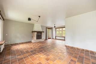 <h1><span>Ruim landhuis met 4 slaapkamers, dubbele garage en zonnige tuin in Zoersel!</span></h1>
<p><span>Bent u op zoek naar een ruime woning in een doodlopende straat, <strong>mét</strong></span><strong><span> de mogelijkheid om wonen en werken te combineren?</span></strong><span> Dan is dit karaktervolle landhuis met 4 slaapkamers, dubbele garage, ruime oprit en aangename westgerichte tuin absoluut een bezoek waard!</span></p>
<h2><span>Indeling – gelijkvloers</span></h2>
<p><span>Via de ruime <strong>inkomhal </strong>komen we in de aangename <strong>leefruimte</strong>. Deze is voorzien van </span>terracotta-tegels en een gezellige houtkachel<span> en biedt voldoende ruimte voor een comfortabele zithoek en eetplaats.</span></p>
<p><span>Aansluitend bevindt zich de <strong>geïnstalleerde keuken</strong> met zicht en toegang tot de <strong>tuin</strong>.</span></p>
<p><span>Verder beschikt het gelijkvloers over een </span><strong><span>praktische bureauruimte</span></strong><span>, ideaal voor wie wonen en werken wil combineren. De <strong>dubbele garage</strong> is voorzien van een </span><strong><span>elektrische poort</span></strong><span> en beschikt tevens over een aansluiting voor de wasmachine.</span></p>
<h2><span>Indeling – eerste verdieping</span></h2>
<p><span>De eerste verdieping omvat </span><strong><span>vier ruime slaapkamers</span></strong><span>, allen voorzien van een parketvloer, en </span><strong><span>twee badkamers</span></strong><span>.</span></p>
<p><span>Via de <strong>nachthal </strong>bereikt u bovendien de ruime <strong>bergzolder</strong>, ideaal als extra opslagruimte.</span></p>
<h2><span>Buitenruimte</span></h2>
<p><span>Het volledig omheinde eigendom is toegankelijk via een </span>elektrische toegangspoort<span>.</span></p>
<p><span>Vooraan beschikt de woning over een ruime oprit, waardoor er </span>voldoende parkeergelegenheid<span> is en u bovendien een vlotte toegang heeft tot de dubbele garage en de tuin.</span></p>
<p><span>Achteraan geniet u van een aangename </span><strong><span>westgerichte tuin met terras</span></strong><span>, een tuinhuis voor extra opslag en een vijver. Een fijne buitenruimte om volop van de namiddag- en avondzon te genieten.</span></p>
<h2><span>Extra informatie</span></h2>
<p><span>✔ EPC C – 297 kWh/m²/jaar</span><br /><span>✔ Asbestveilig</span><br /><span>✔ Elektriciteit conform AREI</span><br /><span>✔ Verkoop onder het registratiestelsel</span></p>
<h2><span>Interesse?</span></h2>
<p><span>Laat deze ruime woning met tal van mogelijkheden niet aan u voorbijgaan!</span></p>
<p><span>📞 03 568 03 03</span><br /><span>✉️ </span><span>info@vastgoed03.be</span></p>
<p><strong><span>Vastgoed03 – plan vandaag nog uw bezoek!</span></strong></p>