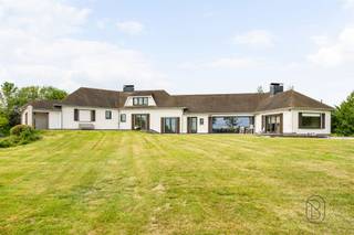 <p>Statige villa met zwembad en uniek uitzicht op een perceel van 6.401m²</p><p>Op zoek naar ruimte, rust en privacy? Dan zal deze charmante eigendom u meteen weten te bekoren. <br />Via een stijlvolle oprit bereikt u deze degelijke en karaktervolle villa, gelegen op een prachtig perceel van maar liefst 6.401 m².</p><p>De woning geniet van een uniek uitzicht op de omliggende omgeving en is omringd door een schitterend aangelegde tuin waar rust en natuur centraal staan. Dankzij de rustige ligging geniet u hier van volledige privacy, terwijl alle voorzieningen toch vlot bereikbaar blijven.</p><p>Deze solide woning, volledige onderkelderd, vormt een uitstekende basis voor wie een woning zoekt met karakter én toekomstmogelijkheden. Bovendien beschikt de eigendom over een zwembad, waardoor het vakantiegevoel hier elke dag aanwezig is.</p><p>Met haar ruime volumes en sterke fundamenten biedt deze woning bovendien enorm veel potentieel om verder te moderniseren of aan te passen aan uw eigen woonwensen.<br />Troeven:<br />✔ Perceel van 6.401 m²<br />✔ Uniek en weids uitzicht, met maximale privacy<br />✔ Zwembad aanwezig, prachtige tuin<br />✔ Degelijke, solide constructie<br />✔ Veel uitbreidings- en renovatiemogelijkheden<br />✔ Ideaal als gezinswoning, tweede verblijf of vakantiewoning</p><p><br />Een eigendom voor wie houdt van ruimte, natuur en een uitzonderlijke woonbeleving op een unieke locatie. Een bezoek zal u ongetwijfeld overtuigen.</p>