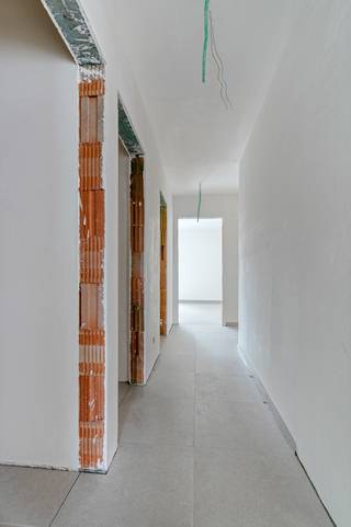 Dit moderne en kleinschalige gebouw vinden we terug in het centrum van Lichtaart met een vlotte verbinding naar omliggende gemeenten. Het gebouw bestaat uit drie standingvolle appartementen en is uitgerust met een lift en de meeste energiezuinige technieken (vloerverwarming, warmtepomp, ventilatie D, zonnepanelen).<br />Het gelijkvloers appartement is zeer ruim en beschikt over 2 grote slaapkamers, een badkamer met zowel douche als ligbad, apart toilet, praktische wasplaats en een grote open leefruimte met een stijlvolle, volledig uitgeruste keuken met eiland. <br />Via de schuifdeur kan men het grote terras en de privatieve tuin bereiken. Bij het appartement hoort ook een carport.<br />De appartementen zijn ook reeds volledig opgeschilderd.<br /><br />Maandelijke gemeenschappelijke kosten: € 50