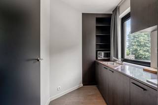 Deze leuke studio onderging in 2014 een totaalrenovatie met kwalitatieve materialen en een luxueuze afwerking. De studio is gelegen aan de rustige achterzijde van het gebouw. Het zuidgerichte terras met open zicht op groen is een absolute meerwaarde.<br /><br />De studio is momenteel niet verhuurd en aldus meteen beschikbaar voor het nieuwe academiejaar.<br /><br />U komt binnen in een open en lichtrijke leefruimte dewelke plaats biedt voor een salon, een eetplaats, een bureau en een dubbel bed.  De aparte en hoogwaardige keuken met een stenen werkblad is volledig uitgerust. De badkamer is een pareltje met een prachtige inloopdouche en dito wasmeubel.  Het terras sluit aan bij de leefruimte, is goed georiënteerd en biedt zicht op groen. Alle kranen(keuken/badkamer) werden recent vernieuwd!<br /><br />In de ondergrond beschikt de studio over een ruime bergruimte met elektriciteit en achter het gebouw is de overdekte autostaanplaats nummer 4 inbegrepen in de prijs. Hier is ook een gemeenschappelijke fietsenberging voorzien. <br /><br />Verlichting en gordijnen inbegrepen. Totaalconcept!<br /><br />EPC 185kWh(B-label)! Elektriciteit conform! Asbestveilig!<br /><br />Indien u deze leuke studio graag bezoekt dan kan u mij steeds bereiken via arnaut@immojanstas.be of op 0495/292080.<br /><br />Bijkomende info (EPC, bodemattest, elektriciteitsattest, enz...) kan U hier downloaden ↓