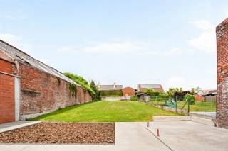 Deze volledig gerenoveerde woning is gelegen vlakbij het centrum van Moorslede (fietsstraat).<br /><br />Op de gelijkvloerse verdieping is volgende indeling aanwezig: inkomhal met gastentoilet, lichtrijke leefruimte, open keuken, wasplaats, 2 bergingen, garage én zonnige tuin (met terras en alle voorzieningen voor een tuinhuis).<br />Op de eerste verdieping zijn twee slaapkamers aanwezig, een dressing en een badkamer (inloop douche, wastafel en toilet). Er is eveneens een grote zolderruimte die kan (mits opfrissing) dienen als derde slaapkamer.<br /><br />PLUSPUNTEN:<br />- EPC B (mits zonnepanelen EPC label A)<br />- CONFORME ELEKTRICITEIT<br />- RUIME INPANDIGE GARAGE<br />- VEEL OPBERGRUIMTE<br />- INSTAPKLAAR<br /><br />De prijs is een VANAFPRIJS.