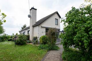 Ruime woning met landelijke ligging op 2.025m². Deze woning heeft een zeer ruime binnenoppervlakte, waaronder een grote bovenverdieping...
