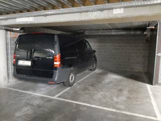 Ondergrondse autostaanplaatsen op niveau -1 en -2. Met autolift:Garagebox -2G6 aan 60 euro/maand + 10 euro A.K/maand (vrij)Staanplaats -2P7 aan 53...