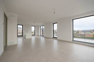 Residentie Welderen is een centraal gelegen nieuwbouwproject met vlotte verbinding zowel richting Turnhout als richting Nederland. De residentie zal bestaan uit 37 appartementen met oppervlaktes variërend van 76m² tot maar liefst 145m². Alle appartementen zullen beschikken over een terras waarvan een aantal een prachtig uitzicht hebben over de achtergelegen velden. Ondergronds zal er een kelder voorzien worden met voldoende autostaanplaatsen, bergingen en gemeenschappelijke fietsenberging. Bovengronds komen ook nog 6 staanplaatsen en een ruime fietsenstalling.<br /><br />Appartement C2.1 bevindt zich op de twee verdieping en heeft een oppervlakte van 145m². Het beschikt over een open ingerichte keuken, 3 slaapkamers en een ruim terras van 38m².