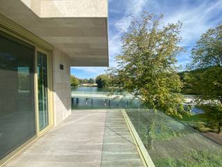 Welkom in de prestigieuze residentie "Waterfront – Windsor", waar dit gloednieuwe en schilderklare appartement op jou wacht. Gelegen op de 1ste verdieping, geniet je hier van een rustgevend uitzicht op de stadionvijvers en het omliggende groen.<br /><br />Dit appartement is nog nooit bewoond geweest – een unieke kans om als eerste eigenaar te genieten van comfort, luxe en een frisse start!<br /><br />Troeven op een rijtje:<br /><br />- Toplocatie: in een groene, rustige omgeving met horeca op wandelafstand en vlotte bereikbaarheid via de nabijgelegen invalswegen.<br />- Zonnig terras met uitzicht op volgroeide bomen en het water.<br />- Modern en afgewerkt met kwaliteitsvolle materialen (massief parket)<br />- Domotica<br />- Zonnescreens en schuifbaar vliegenraam <br />- Terrasverlichting<br />- Privatieve parkeerplaats en berging beschikbaar ondergronds (verplicht bij aan te kopen – meerprijs € 25.000 excl. BTW voor de autostaanplaats en € 8.000 € excl. BTW voor de berging).<br /><br />Indeling van het appartement:<br /><br />- Inkomhal met gastentoilet<br />- Lichtrijke leefruimte met open, volledig uitgeruste keuken<br />(inductiekookplaat, dampkap, combi-oven, spoelbak en frigo)<br />- Praktische berging/wasplaats<br />- 1 volwaardige slaapkamer<br />- Badkamer met inloopdouche en lavabo<br />- Groot en zonnig terras met uitzicht op water en groen<br /><br />Een nieuw begin in een uitzonderlijke omgeving!<br /><br />Laat je verrassen door de kwalitatieve afwerking, de uitstekende ligging en het groene karakter van dit project. Ideaal als eigen stek of investering!<br /><br />📞 Contacteer ons vandaag nog voor meer info of een bezoek. Dit is jouw kans op een zorgeloze, stijlvolle thuis aan het water.<br /><br />De vermelde prijs is exclusief BTW. Autostaanplaats en berging verplicht mee aan te kopen.