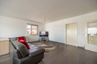 <p><strong><u>Bezoek mogelijk na aanmaken huurdersprofiel: </u></strong><strong><u>https://onid.mijnhuurprofiel.be/property/e9ac9f02-a50b-415b-845f-3a0e65ee21b7</u></strong></p><p><br /></p><p>Het appartement beschikt over een aangename leefruimte met veel natuurlijke lichtinval, een praktische keuken, een badkamer en drie volwaardige slaapkamers. Dankzij de functionele indeling biedt het voldoende ruimte voor een gezin, een koppel of wie graag een extra kamer gebruikt als bureau of hobbyruimte.</p><p><br /></p><p>De ligging is een absolute troef. Het appartement bevindt zich op wandelafstand van winkels, supermarkten, scholen en openbaar vervoer. Bovendien zijn belangrijke invalswegen, de Ring van Antwerpen en de Noorderlaan vlot bereikbaar, waardoor u zich snel kunt verplaatsen naar het centrum van Antwerpen en de omliggende gemeenten.</p><p><br /></p><p>Maandelijkse kosten: 60 euro</p>