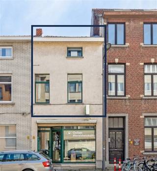 <p><span>Nabij het historisch centrum van Leuven, vlakbij Abdij van Park, het station van Heverlee, Gasthuisberg, IMEC en het Heilig Hartinstituut Heverlee, zijn wij verheugd, dit instapklaar duplexappartement op een ware toplocatie te koop aan te bieden. Dit gezellig appartement heeft een nuttige bewoonbare oppervlakte van 74 m² en omvat op het eerste verdiep een lichtrijke en cozy leefruimte met ensuite de ingerichte keuken. Verder beschikt het appartement op het gelijkvloers nog over een badkamer en een eerste slaapkamer, die op haar beurt toegang verleent tot het zonovergoten terras, waar het heerlijk vertoeven is. Het tweede verdiep telt een leefruimte met een open ingerichte keuken, een badkamer en een tweede slaapkamer. Kortom, de goede verkeerstechnische ligging, het perfect georiënteerd terras, de ruime aanwezigheid van natuurlijk licht, de nabijheid van vele onmisbare voorzieningen, … zijn niet te ontkennen pluspunten! Laat dit appartement met al haar talrijke troeven niet aan u voorbijgaan. Aarzel niet om een bezoek in te plannen. Voor snelle beslissers!</span></p><p><span> </span></p>