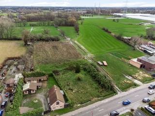 Prachtig en centraal gelegen perceel bouwgrond 416m² voor het bouwen van een gesloten bebouwing zonder bouwverplichting. Het perceel is gelegen aan de Duffelsesteenweg, tussen het centrum van Lint en Duffel. Prachtig panoramisch uitzicht achteraan op het weiland (agrarisch gebied). Deze bouwgrond is bebouwbaar : 8m30 x 15m op het gelijkvloers met inpandige garage. Kroonlijsthoogte 6m. Bebouwbaar GLVL + 1eV + schuin dak (helling 45°). Gelegen op wandelafstand van centrum Lint, winkels, scholen &amp; openbaar vervoer. 