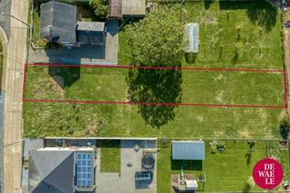 Zoek je een mooi perceel bouwgrond te koop in Elen (Dilsen-Stokkem)? Aan de Zonnestraat 15 vind je deze unieke bouwgrond van 696 m² voor een halfopen bebouwing.<br /><br />Kenmerken:<br />- breedte aan de straatkant: 10,52 meter<br />- lengte: 71,22 meter<br />- oriëntatie: zuidwesten<br /><br />BOUWVOORSCHRIFTEN (GRUP Elen Centrum + verkavelingsvoorschriften):<br />1. Bouwdiepte:<br />- gelijkvloers: maximaal 15 meter;<br />- verdieping: maximaal 12 meter.<br /><br />2. Bouwhoogte: <br />- maximaal 2 bouwlagen met een kroonlijsthoogte van max. 6,50 meter en een nokhoogte van max. 12 meter<br /><br />3. Daken:<br />- dakvorm: vrij, maar verplicht gelijk voor beide gekoppelde woningen;<br />- onderling akkoord: als eigenaars onderling een akkoord hebben, kiezen zij samen de dakvorm;<br />- bij gebrek aan akkoord: verplicht hellend dak van 40° (met optioneel plat dak op het uitspringende gelijkvloerse gedeelte).<br /><br />4. Bijgebouwen & carport:<br />- Carport: in de zijtuinstrook is max. 1 carport toegelaten;<br />- Tuinhuis: in de achtertuin zone mag een bijgebouw opgericht worden van max. 75 m². <br /><br />5. Overige voorwaarden:<br />- Natuur- / Agrarisch gebied: de achterliggende zone (verder dan 50 m vanaf de straat) ligt in agrarisch gebied en maakt geen deel uit van de bouwzone.<br /><br />Je vindt de richtlijnen hier terug:<br />https://www.dilsen-stokkem.be/grup-elen-centrum<br /><br />De aanduidingen van het bouwperceel zijn louter indicatief en kunnen afwijken van de werkelijkheid.<br /><br />Bestuursmaatregelen in het maatregelenregister: nee