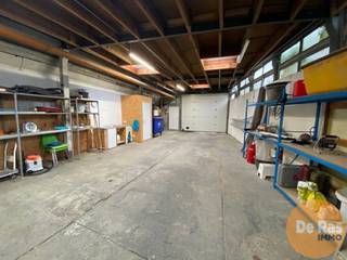Unieke opportuniteit: Loods van 190 m² met ruime achterliggende tuin in het centrum van Erembodegem (Aalst).,<br /><br />Deze loods situeert zich vlakbij de Brusselsesteenweg (verbinding Aalst - Asse). Van hieruit bereikt U vlot alle omliggende randgemeentes.<br />Door de aanwezigheid van een automatische poort en aluminium toegangsdeur is het pand vlot toegankelijk en kan er binnen worden geparkeerd. De ruimte bedraagt 190m².<br />Voorzien van toilet, wateraansluiting en conforme elektriciteit — ideaal voor opslag, atelier, dubbele garage of andere invulling.<br />Tevens is er achterliggend nog een mooi perceel tuingrond inbegrepen van 5a 27ca. Ideaal om buitenwerk te verrichten.<br /><br />Interesse in deze veelzijdige ruimte? Neem gerust contact op voor meer info of een bezichtiging.