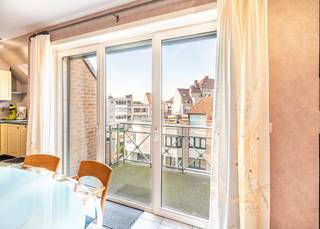 Appartement prêt à emménager avec 2 chambres, à proximité du centre de Coxyde-Bains.<br /><br />Cet appartement est situé au 3e étage de la résidence à taille humaine Together I, où règne le calme. L'immeuble se trouve à environ 100 mètres de la Zeelaan et à quelques pas de la mer. Un emplacement idéal, donc, tant pour une résidence principale que pour une seconde résidence.<br /><br />L'appartement est divisé comme suit : hall d'entrée avec spacieuse armoire-vestiaire | buanderie avec raccordements pour lave-linge et sèche-linge | toilette séparée avec lave-mains | chambre principale avec armoires encastrées et accès à un balcon ensoleillé | deuxième chambre avec armoires encastrées et lit simple | salle de douche avec douche, lavabo sur meuble et 2e toilette | séjour spacieux avec cuisine ouverte et accès à la terrasse à l'avant.<br /><br />La résidence dispose d'un local vélos commun. Il est également possible d'acquérir un emplacement de parking privé au sous-sol (prix demandé : 30.000,00 euros).<br /><br />Vous êtes à la recherche d'une seconde résidence à deux pas du centre commerçant, avec emplacement de parking ? N'hésitez pas à nous contacter !