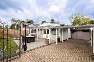 <span>Ontdek deze v</span>olledig gerenoveerde chalet<span> op eigen grond in vakantiepark Breebos, gelegen in een groene en rustige omgeving. Het park biedt een aangename combinatie van natuur en ontspanning, met een bosrijke omgeving en vijver in de nabijheid. De chalet is instapklaar en voorzien van heel wat extra comfort, waaronder airconditioning, zonnepanelen en een sauna. Buiten geniet u van een gezellig terras en een eigen tuintje.<br /><br />Indeling:<br />-Woonkamer<br />-Eetkamer<br />-Keuken<br />-Slaapkamer<br />-Badkamer<br /><br />Buiten:<br />-Terras<br />-Sauna<br />-Carport<br />-Tuinhuis<br /><br />Mis deze kans niet en plan een bezoek in!<br /><br />0486 905 950<br />toon.vermeiren@albert.immo<br />www.albert.immo<br /><br />Bij Albert kom je thuis!<br /><br />Voor alle foto's en interactieve plannen verwijzen wij naar onze website: www.albert.immo<br /></span>