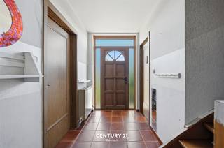 <p><span><strong>Halfopen bebouwing in Wilsele met tuin, garage en uitstekende ligging</strong></span></p><p>In de rustige en aangename Poelstraat te Wilsele bevindt zich deze halfopen bebouwing, ideaal gelegen vlakbij scholen, winkels, Sportoase en met een vlotte verbinding naar Leuven, Aarschot en de E314. Een perfecte combinatie van rustig wonen en een centrale bereikbaarheid.</p><p>De woning verwelkomt u via de inkomhal met gastentoilet en leidt verder naar de lichtrijke leefruimte met gezellige open haard. Dankzij de grote raampartijen geniet u hier van veel natuurlijk licht en een mooi zicht op de tuin, die rechtstreeks toegankelijk is vanuit de woonkamer. De keuken sluit praktisch aan op de garage en biedt eveneens een vlotte toegang tot de buitenruimte. Op de eerste verdieping bevinden zich drie volwaardige slaapkamers en een badkamer uitgerust met een bad en lavabo.</p><p>Vooraan beschikt de woning over een voortuin vol kruiden, een oprit en een garage, wat zorgt voor voldoende parkeergelegenheid en extra comfort.</p><p>Deze woning biedt een uitstekende basis voor wie op zoek is naar een gezinswoning met veel potentieel op een gegeerde locatie in Wilsele. <span><strong>Interesse? bel of mail ons vandaag nog voor een afspraak op 016 229 228 of office@outlook.be</strong></span></p><p>EPC 223 kWh/m² UC: 3809924-Label C<br />Wg-Gdv-Gvkr-Gvv</p>
