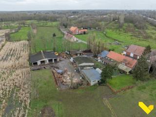 Langgevelhoeve met stallen en weiland op ± 2,8 hectare.Indeling gelijkvloers: Inkomhal, ruime woonkamer met aansluitend de keuken. Bureel of...