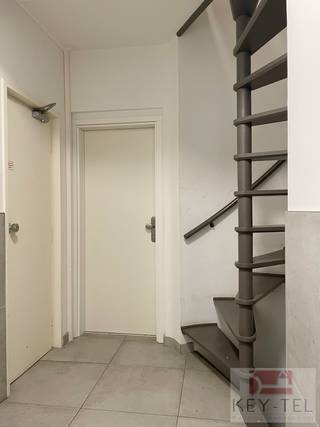 Gelijkvloersappartement recht tegenover de Kruidtuin in Leuven. Vernieuwde keuken met oven, inductiekookplaat en wasmachine. 2 slaapkamers, deels overdekt koertje. Fietsenstalling. Huurprijs €800/maand, gemeenschappelijke kosten €125/maand (onderhoud gebouw en voorschot verwarming inbegrepen) Vrij vanaf 1 juni 2026. Contacteer ons voor een vrijblijvende bezichtiging via volgende link op de knop "ik ben kandidaat" https://keytel.be/nl/aanbod/4359895/appartement-te-huur-in-3000-leuven