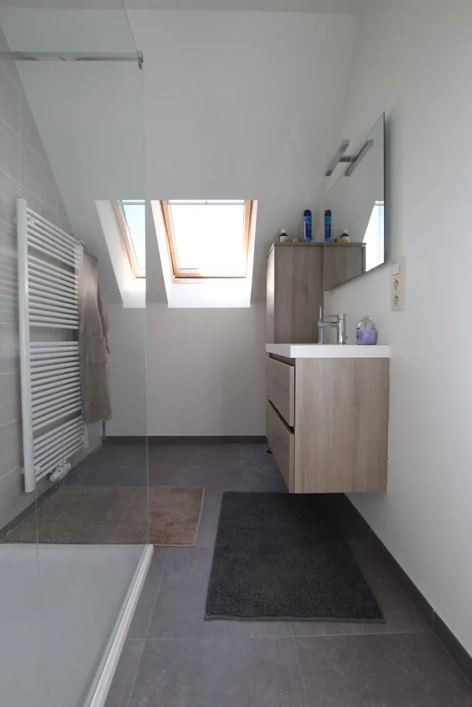 Recent appartement met lift en ruim terras op de tweede verdieping op centrale locatie in Wijnegem! - foto 5