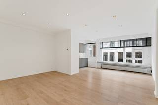 Ontdek dit smaakvol afgewerkte appartement op de eerste verdieping, gelegen in de rustige Jozef de Bomstraat. Met twee lichte slaapkamers en een...