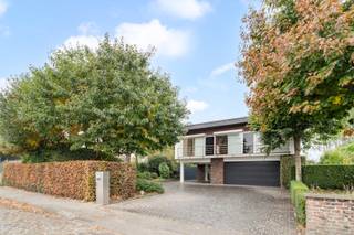 [[ DIT PAND NEEMT DEEL AAN DE ERA OPEN HUIZEN DAG OP 6/12 VAN 13:00 TOT 14:00 ]]
<p><strong>Unieke modernistische villa met karakter en tal van mogelijkheden, net buiten het centrum van Diksmuide</strong></p>

<p>Op een steenworp van de Grote Markt van Diksmuide, in een zone met veel passage en toch rust, bevindt zich deze uitzonderlijke modernistische villa op een royaal perceel van 2.500 m². Ontworpen door architect Charles Cornelis en later bewoond én benut als werkruimte door architect Stefaan Hoet, straalt deze woning authenticiteit en functionaliteit uit.</p>

<p>De woning baadt in natuurlijk licht dankzij de grote raampartijen en biedt een prachtig zicht op de weelderige tuin. De benedenverdieping werd ingericht als bureauruimte, maar deed vroeger dienst als kangoeroewoning — ideaal voor wie wonen en werken wil combineren, een praktijk aan huis wenst of een ruime thuis zoekt voor een samengesteld gezin of inwonende ouders.</p>

<p>Met 4 tot 6 slaapkamers, polyvalente ruimtes, een dubbele inpandige garage en een oprit voor 4 à 6 wagens is ruimte hier geen probleem. De woning beschikt bovendien over meerdere terrassen, een tuinhuis en drie regenputten van elk 5.000 liter.</p>

<p>Ook op energetisch vlak scoort deze woning goed: EPC C, deels verwarmd op mazout, voorzien van een houtkachel én uitgerust met een warmtepomp, zonnepanelen en een zonneboiler.</p>

<p>Een unieke kans voor wie op zoek is naar een karaktervolle woning met een ziel, waar wonen, werken en genieten harmonieus samenkomen. Een “one of a kind” eigendom met eindeloze mogelijkheden.</p>
Interesse contacteer ons kantoor:<br /><u><strong>0473/39 04 01<br />peter@eravandenbussce.be</strong></u>